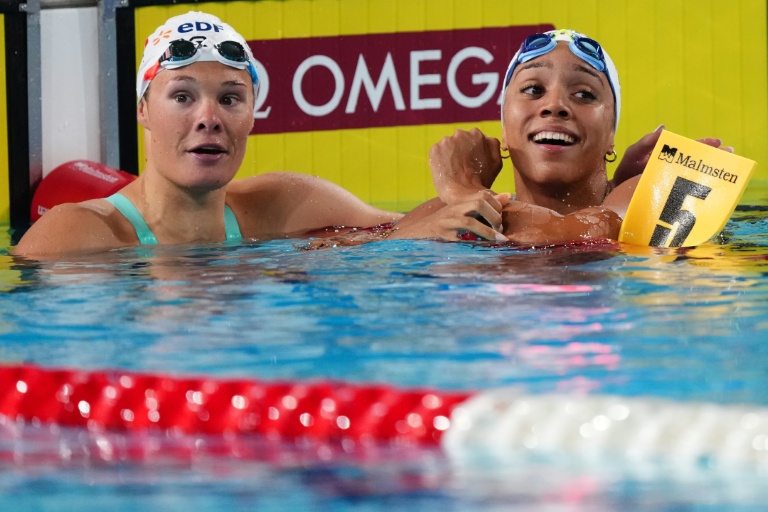 La Française Mary-Ambre Moluh, championne d'Europe du 100 m dos et sa compatriote Pauline Mahieu (3e), le 15 août 2026 à Saint-Denis