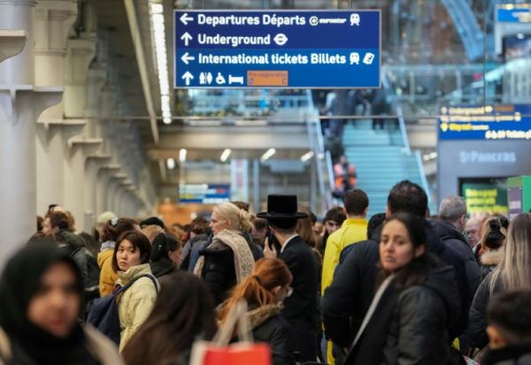 Des voyageurs à la gare de St. Pancras à Londres le 30 décembre 2025, alors que le service ferroviaire Eurostar entre la Grande-Bretagne et l'Europe continentale est interrompu