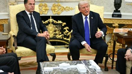 Le président américain Donald Trump (d) et le secrétaire général de l'Otan, Mark Rutte, dans le Bureau ovale de la Maison Blanche, le 22 octobre 2025 à Washington