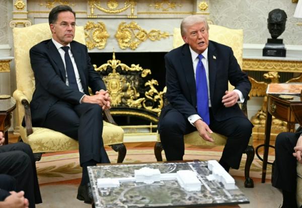 Le président américain Donald Trump (d) et le secrétaire général de l'Otan, Mark Rutte, dans le Bureau ovale de la Maison Blanche, le 22 octobre 2025 à Washington