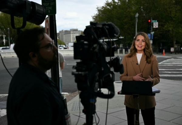 Une journaliste de CNN en duplex près de la Maison Blanche, à Washington, le 19 septembre 2026