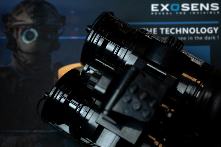 Des jumelles de vision nocturne de l'entreprise de haute technologie Exosens, le 9 octobre 2026 à Paris