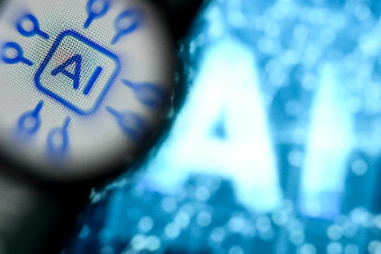 Plus de 700 scientifiques, personnalités politiques, entrepreneurs tech et célébrités appellent à l'arrêt dau développement d'une superintelligence artificielle (IA) face aux risques que cela ferait encourir à l'humanité