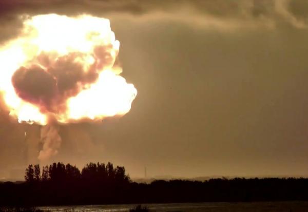 Capture d'écran d'une vidéo partagée sur les réseaux sociaux par @JConcilus et montrant l'explosion de la fusée New Glenn le 28 mai 2026 à Cap Canaveral en Floride
