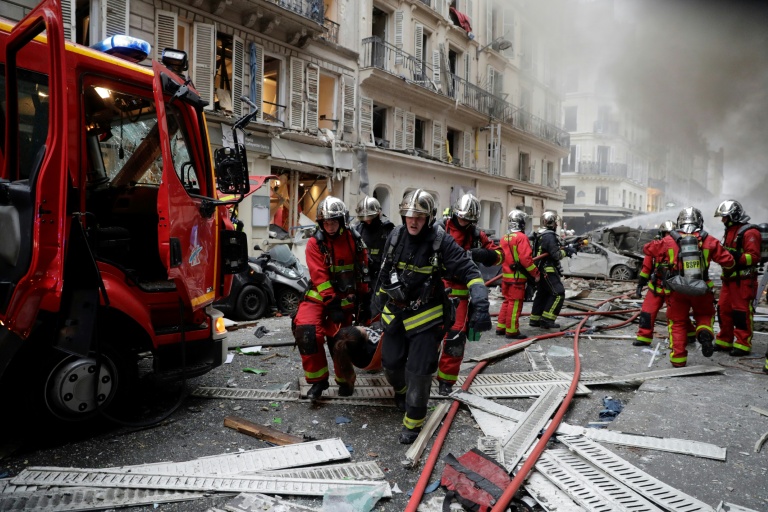 Des pompiers évacuent une personne blessée sur une civière après l'explosion d'une boulangerie, à l'angle des rues Sainte-Cécile et de Trévise, dans le centre de Paris, le 12 janvier 2019
