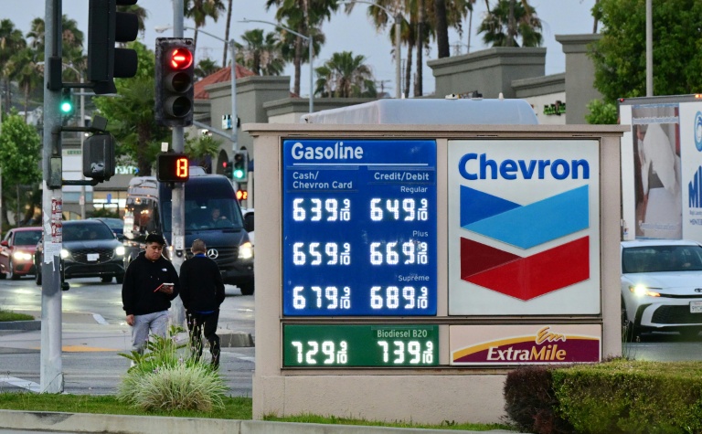 Sur une station essence Chevron dans la région de Los Angeles, le 30 avril 2026