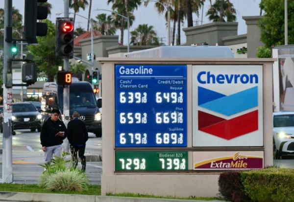 Sur une station essence Chevron dans la région de Los Angeles, le 30 avril 2026