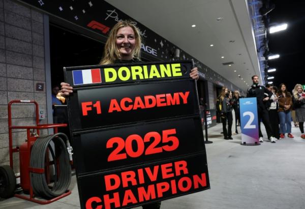 La Française Doriane Pin a remporté l'édition 2025 de la F1 Academy, le championnat de monoplaces réservé aux femmes, le 23 novembre 2025 à Las Vegas
