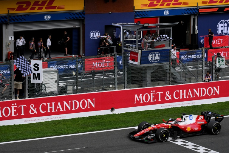 Charles Leclerc franchit le drapeau à damier à l'arrivée du Grand Prix de Belgique, le 19 juillet 2026 à Spa-Francorchamps