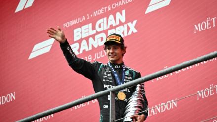 L'Italien Kimi Antonelli salue la foule avec son trophée du Grand Prix de Belgique de Formule 1, sur le podium du circuit de Spa-Francorchamps, le 19 juillet 2026