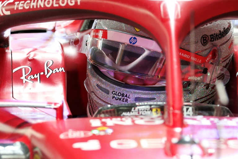 Le pilote britannique de Ferrari, Lewis Hamilton, effectue un arrêt au stand lors de la troisième séance d'essais libres du Grand Prix de F1 de Las Vegas, le 21 novembre 2025