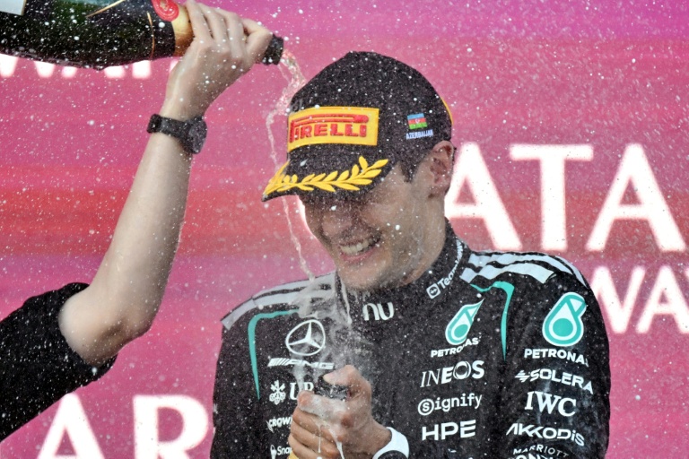 Le pilote britannique George Russell sur la plus haute marche du podium le 26 septembre 2026 à Bakou lors du GP d'Azerbaïdjan 