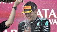Le pilote britannique George Russell sur la plus haute marche du podium le 26 septembre 2026 à Bakou lors du GP d'Azerbaïdjan 