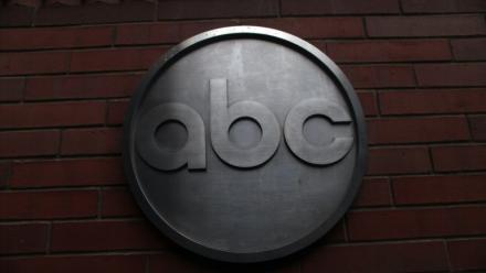 Le logo d’ABC devant le siège d’ABC, le 24 février 2010 à New York