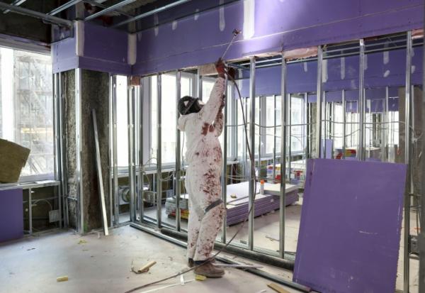 Sur le chantier de conversion d'un immeuble de bureaux en logements à New York, le 10 avril 2026
