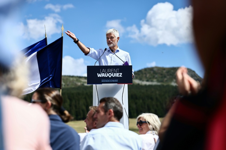Laurent Wauquiez, président du groupe parlementaire Les Républicains, s'adresse à ses sympathisants avant une ascension collective du mont Mézenc, près des Estables, le 30 août 2026 en Haute-Loire