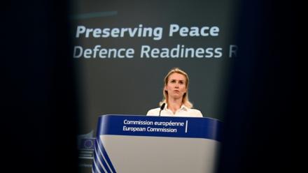 La cheffe de la diplomatie de l'Union européenne, Kaja Kallas, lors d'une conférence de presse à Bruxelles sur le projet de "mur" antidrones, le 16 octobre 2025