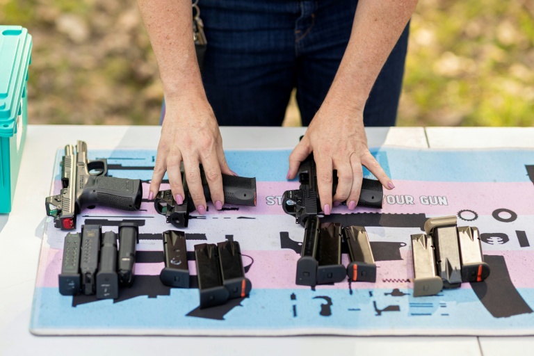 Clara Elliott présente des armes lors d'un cours d'initiation au tir, à Midlothian, en Virginie, le 11 avril 2026