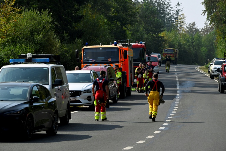 Des pompiers quittent la ville d'Eupen, dans l'est de la Belgique, pour lutter contre un incendie de forêt survenu dans le parc naturel des Hautes Fagnes, le 16 août 2026 
