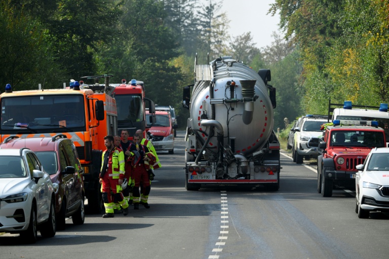Un camion-citerne achemine de l'eau vers le parc naturel des Hautes Fagnes en proie à un incendie, le 16 août 2026 à Eupen, dans l'est de la Belgique 