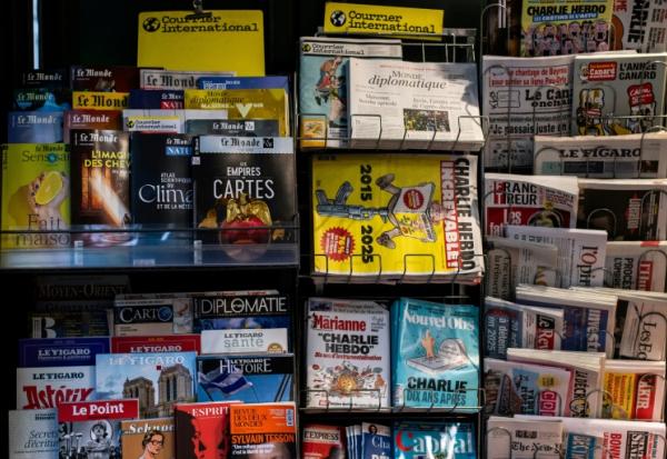Dans un kiosque à journaux, à Paris, le 6 janvier 2025