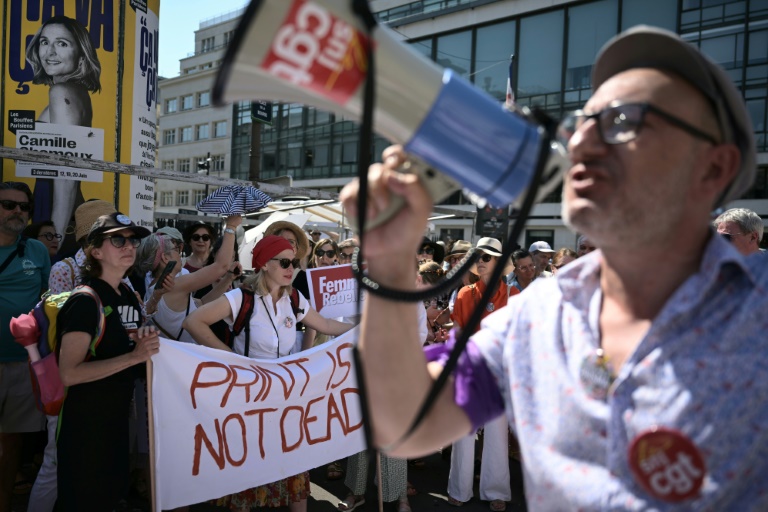 Manifestation à Paris place de la Bourse pour défendre la presse, le 18 juin 2026