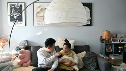 Zhang Xiaofei, 32 ans, et son époux Zhu Yunfei, 36 ans, avec leur fille de trois semaines dans leur appartement de Langfang, en périphérie de Pékin, le 6 mars 2026