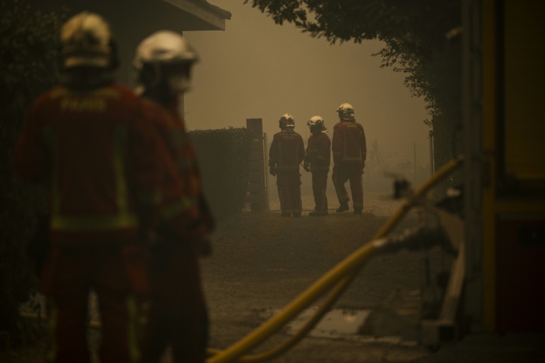 Des pompiers luttent contre les incendies à Lège-Cap-Ferret (Gironde), le 23 juillet 2026