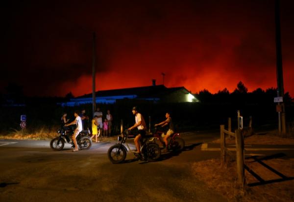 Un incendie d'une grande virulence à Le Porge en Gironde, le 23 juillet 2026