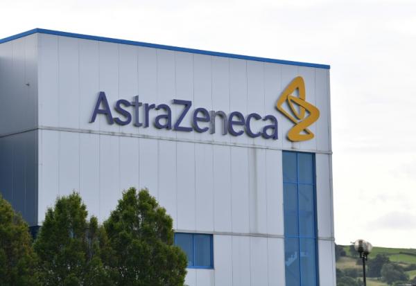 Face à la menace de droits de douane de Donald Trump sur le secteur pharmaceutique, le géant britannique AstraZeneca annonce investir 50 milliards de dollars d'ici 2030 aux États-Unis pour y fabriquer des médicaments et financer ses programmes de recherche