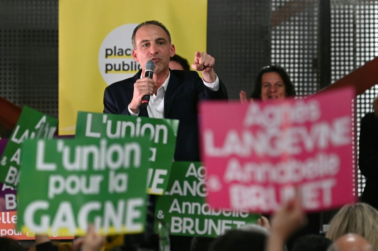 L'eurodéputé social-démocrate et co-président de Place publique, Raphaël Glucksmann (c) lors d'une réunion de campagne en soutien à la candidate de Place Publique à la mairie de Perpignan aux municipales, Agnès Langevine (non visible), le 6 mars 2026 à Perpignan, dans les Pyrénées-Orientales