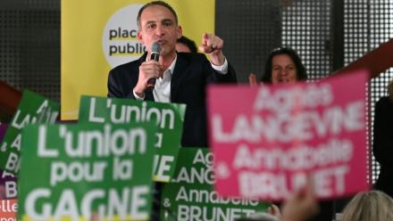 L'eurodéputé social-démocrate et co-président de Place publique, Raphaël Glucksmann (c) lors d'une réunion de campagne en soutien à la candidate de Place Publique à la mairie de Perpignan aux municipales, Agnès Langevine (non visible), le 6 mars 2026 à Perpignan, dans les Pyrénées-Orientales