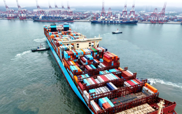 Un porte-conteneurs arrive au port de Qingdao, dans la province du Shandong, dans l'est de la Chine, le 26 mai 2026