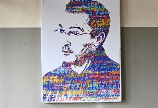 Un portrait du professeur assassiné Samuel Paty au collège du Bois d'Aulne, à Conflans-Sainte-Honorine, Le 16 octobre 2023 dans les Yvelines