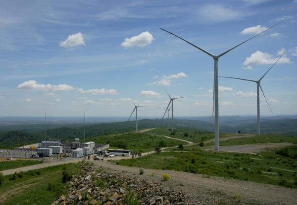 Vue d'ensemble le 25 mai 2026 d'éoliennes du parc d'Oriv, près de Lviv (ouest de l'Ukraine)