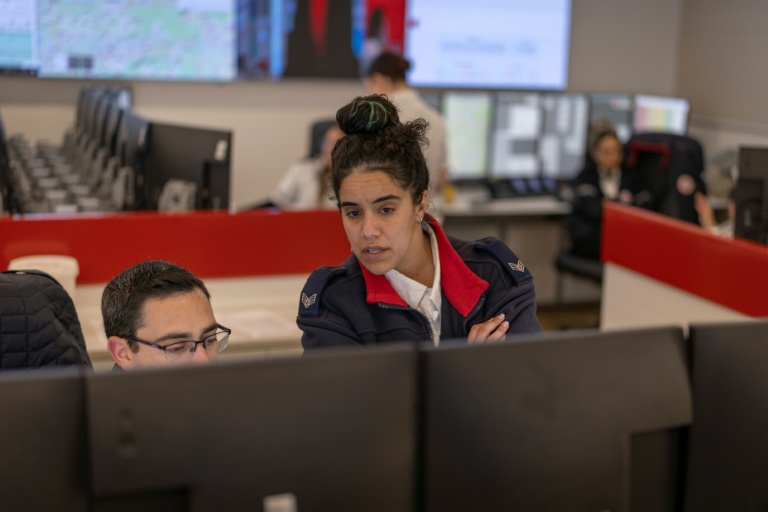 Des secouristes au centre de répartition national du Magen David Adom, l'équivalent israélien de la Croix-Rouge, le 5 mars 2026 à Ramla, en Israël