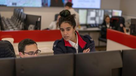 Des secouristes au centre de répartition national du Magen David Adom, l'équivalent israélien de la Croix-Rouge, le 5 mars 2026 à Ramla, en Israël