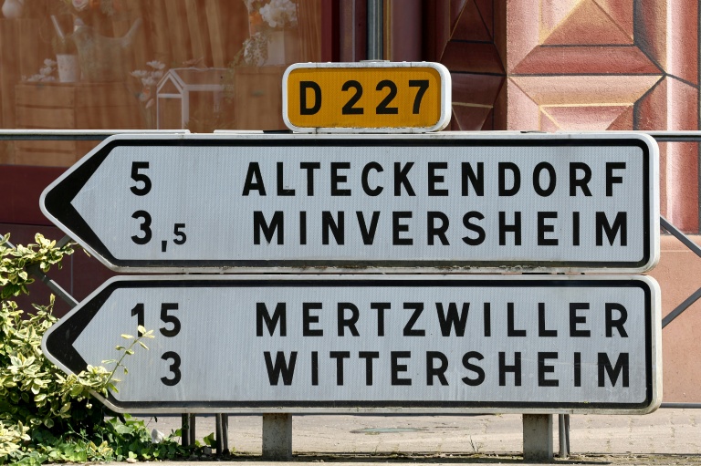 Il fait ainsi remarquer que les panneaux routiers s'adaptent à cette évolution en indiquant de moins en moins souvent la distance en kilomètres