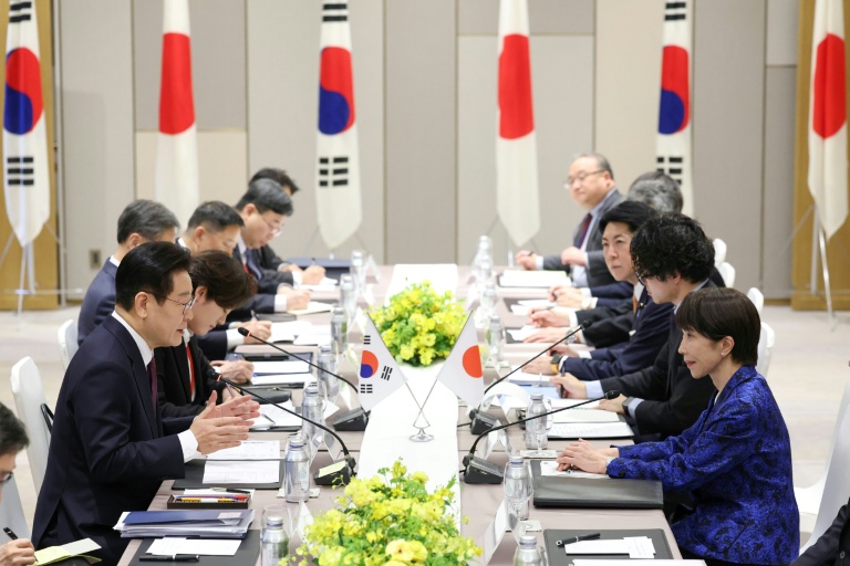 La Première ministre japonaise Sanae Takaichi (d) et le président sud-coréen Lee Jae Myung (g) lors d'une rencontre à Nara, le 13 janvier 2026 au Japon