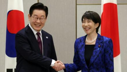 La Première ministre japonaise Sanae Takaichi et le président sud-coréen Lee Jae Myung lors d'une rencontre à Nara, le 13 janvier 2026 au Japon