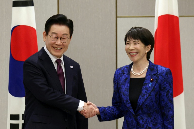 Le président sud-coréen Lee Jae Myung et la Première ministre japonaise Sanae Takaichi lors d'une rencontre à Nara, au Japon, le 13 janvier 2026