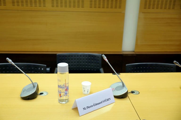 La chaise vide de l'homme d'affaires Pierre-Edouard Stérin convoqué par une précédente commission d'enquête de l'Assemblée nationale, le 14 mai 2025, à Paris
