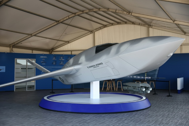 Un drone de combat General Atomics FQ-42A lors de la journée d'ouverture du salon aéronautique international de Farnborough, au sud-ouest de Londres, le 20 juillet 2026