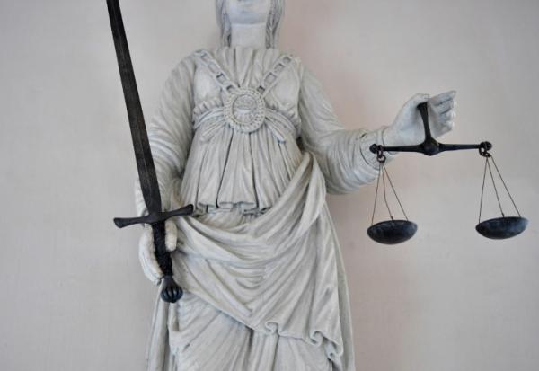 Onze personnes sont jugées à partir de jeudi devant le tribunal correctionnel de Paris, soupçonnées d'appartenir à un réseau de faux conseillers bancaires qui aurait subtilisé près de 740.000 euros à une centaine de victimes