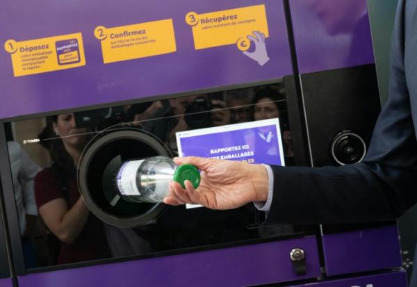 Un système de consigne pour des bouteilles en verre est présenté dans un magasin Super U à Saint-Sébastien-sur-Loire, en Loire-Atlantique, le 12 juin 2025