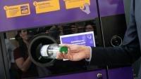 Un système de consigne pour des bouteilles en verre est présenté dans un magasin Super U à Saint-Sébastien-sur-Loire, en Loire-Atlantique, le 12 juin 2025
