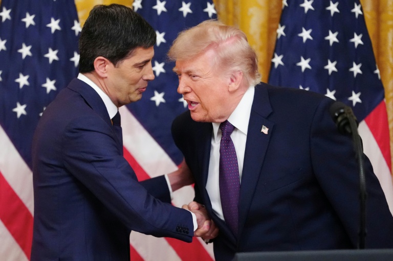 Le président américain Donald Trump (D) et l'homme qu'il a nommé à la tête de la Fed, Kevin Warsh.