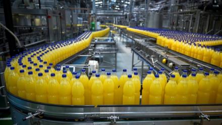 Le site du groupe japonais Suntory, à Donnery dans le Loiret, qui produit notamment de l'Orangina, le 13 juin 2025