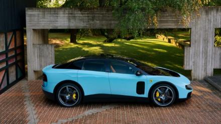 Photo diffusée à la presse du premier modèle de voiture électrique de Ferrari, "Luce" signifiant "lumière" en français, qui a été dévoilé à Rome le 25 mai 2026. 