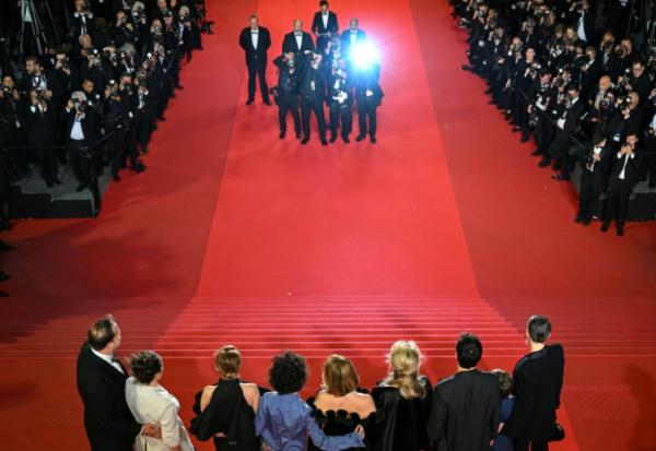 L'équipe du film "Gentle Monster" sur le tapis rouge du Festival de Cannes, le 15 mai 2026